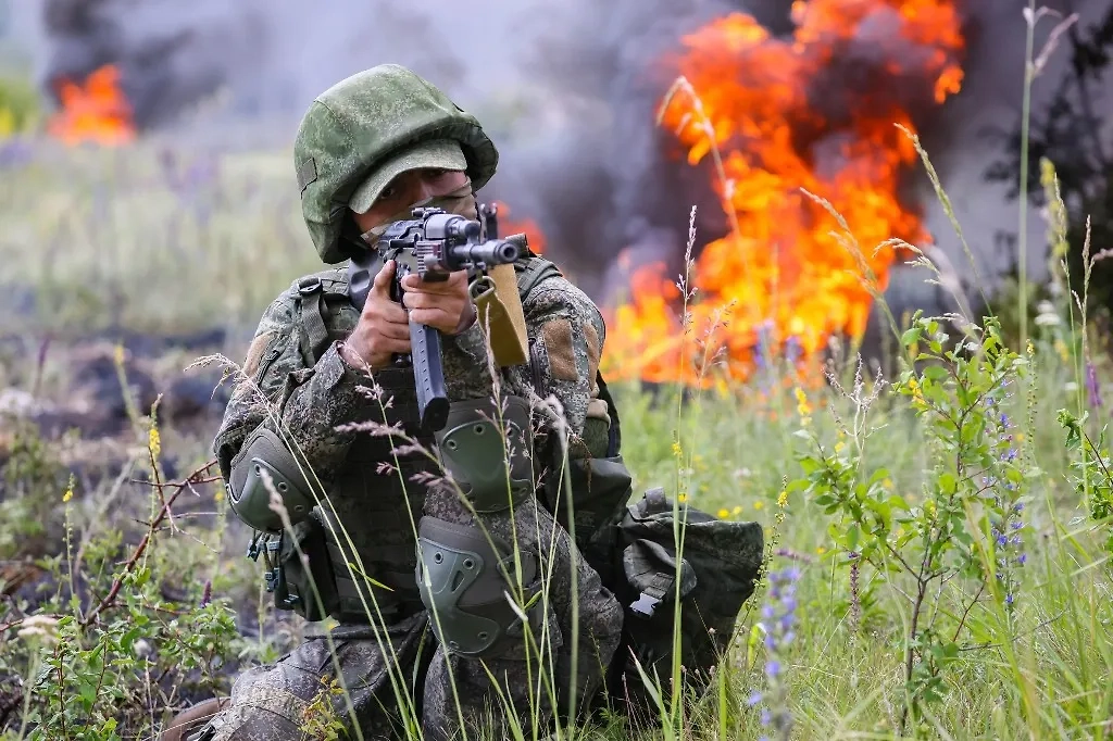 Армия России уничтожает боевиков «Азова»* в ДНР. Обложка © ТАСС / Александр Река