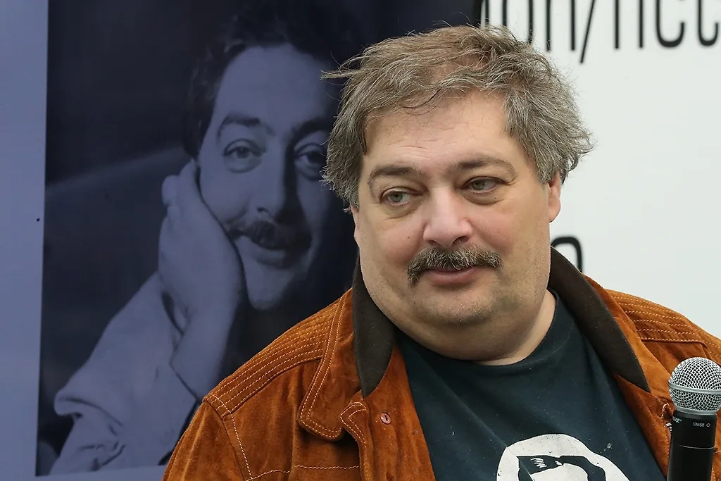 Дмитрий Быков*. Обложка © ТАСС / Сергей Карпухин