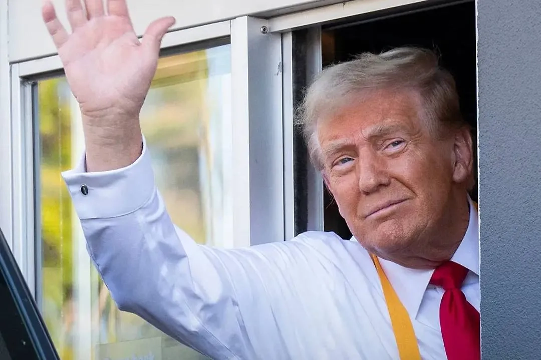 Белый дом опубликовал фото Трампа за работой в McDonald&#x27;s. Обложка © X / Donald J. Trump