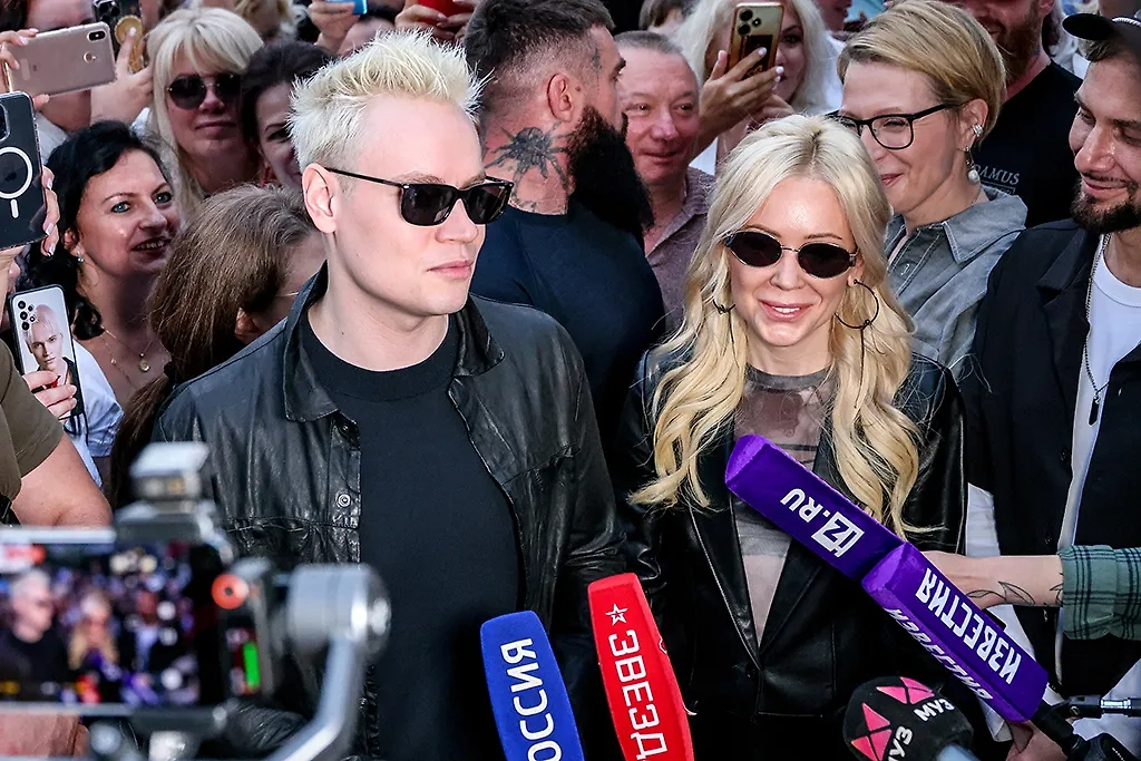 Ярослав и Екатерина любят друг друга, и тут они снова это показали. Вы можете знать их по именам Shaman и Мизулина. Фото © ТАСС / Евгений Мессман