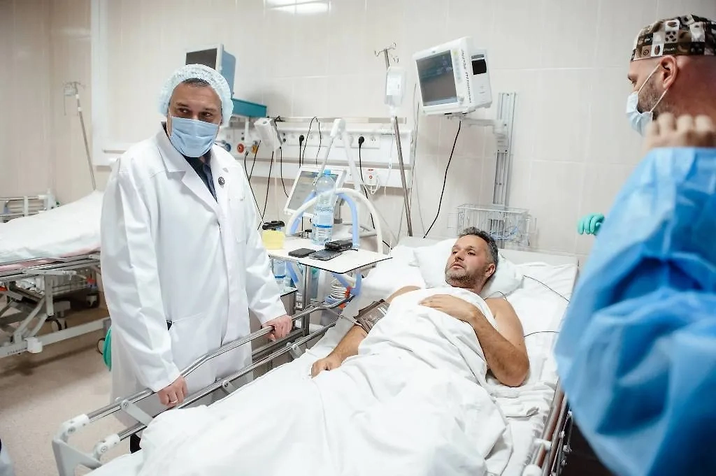 Александр Хинштейн с раненными в результате атак ВСУ. Фото © Telegram / Александр Хинштейн