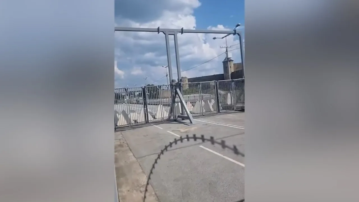 Ворота и барьеры на КПП между Россией и Эстонией. Обложка © Telegram / NARVA CHECKPOINT with Anastassija