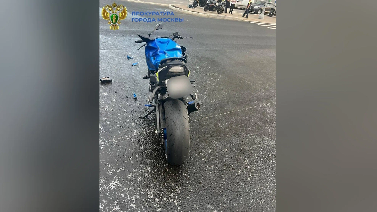 Мотоцикл, на котором ехал звёздный фотограф Рафаэль Юсипов. Фото © Прокуратура города Москвы