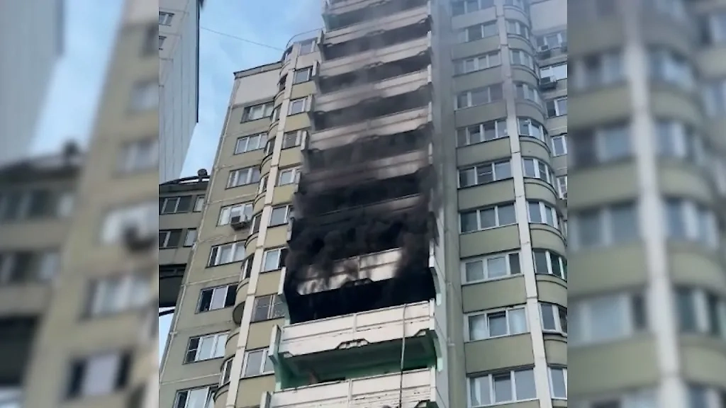 Пожар охватил 80 квадратных метров жилья. Обложка © Telegram / SHOT