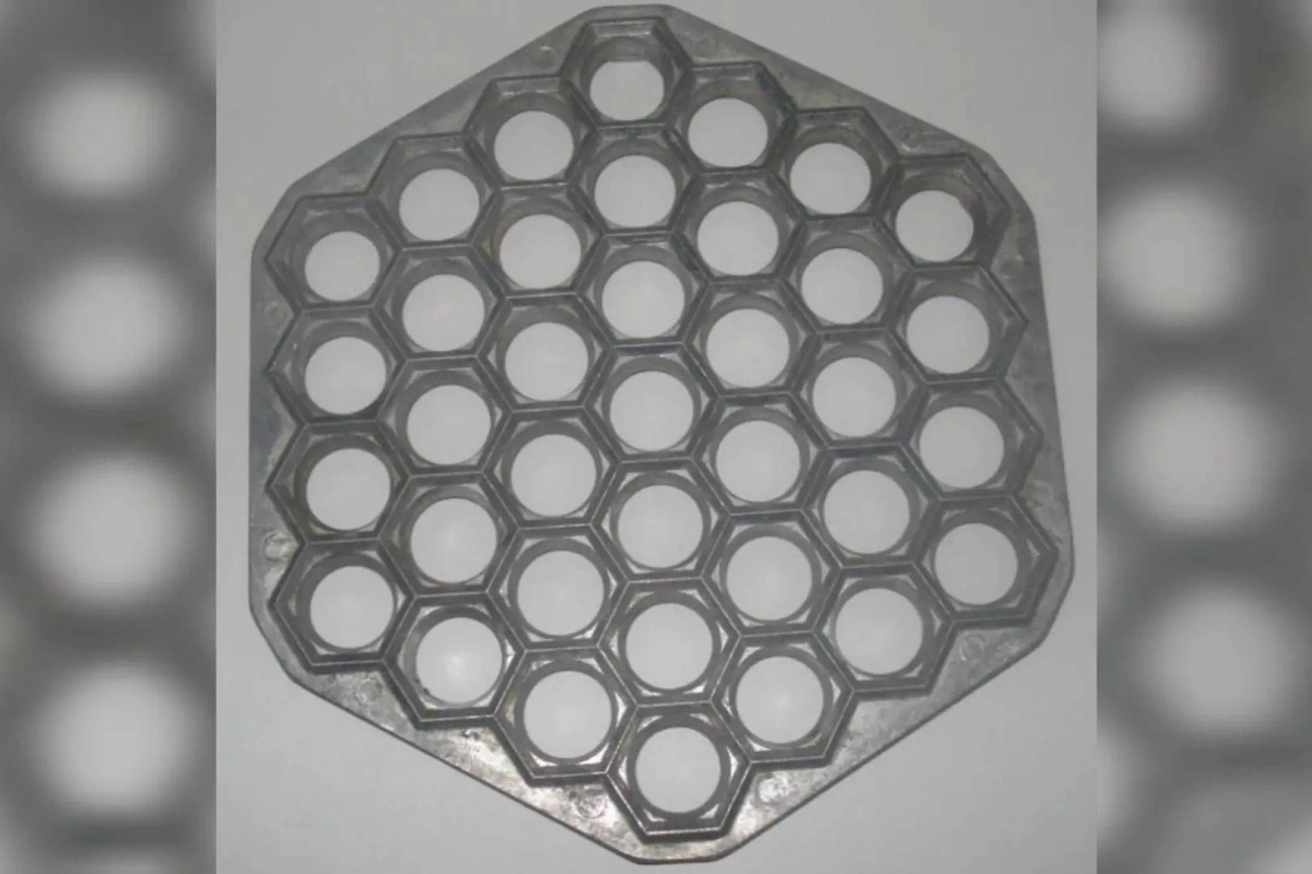 Зачем были нужны эти огромные металлические диски с отверстиями? Они были нужны для лепки пельменей. Фото © VK / Любители истории