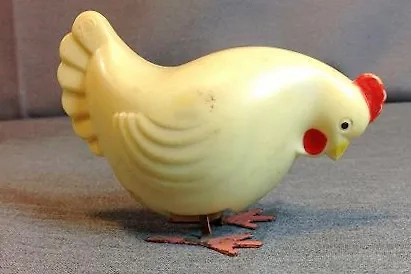 Даже детские игрушки в СССР делали на века. Не верите? Попробуйте купить в 2025 году заводную курицу. Фото © YouTube / Заводная курочка