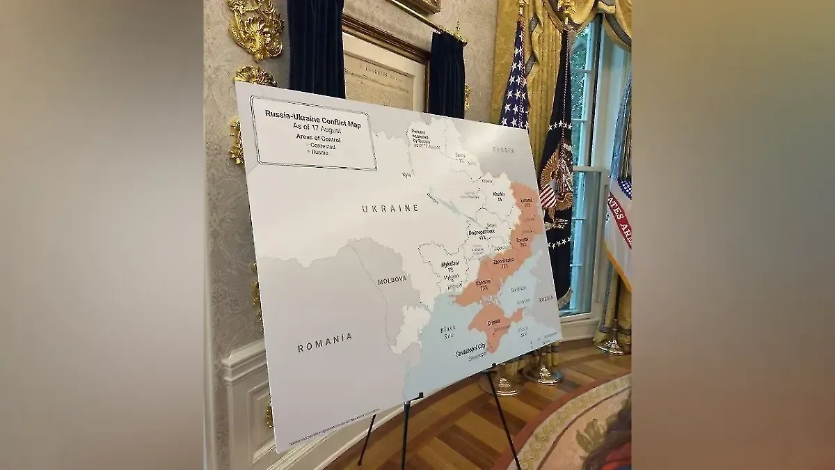 Карта, которую выставили в Овальном кабинете напротив президентского стола перед закрытой частью переговоров Трампа и Зеленского. Скриншот видео © whitehouse.gov