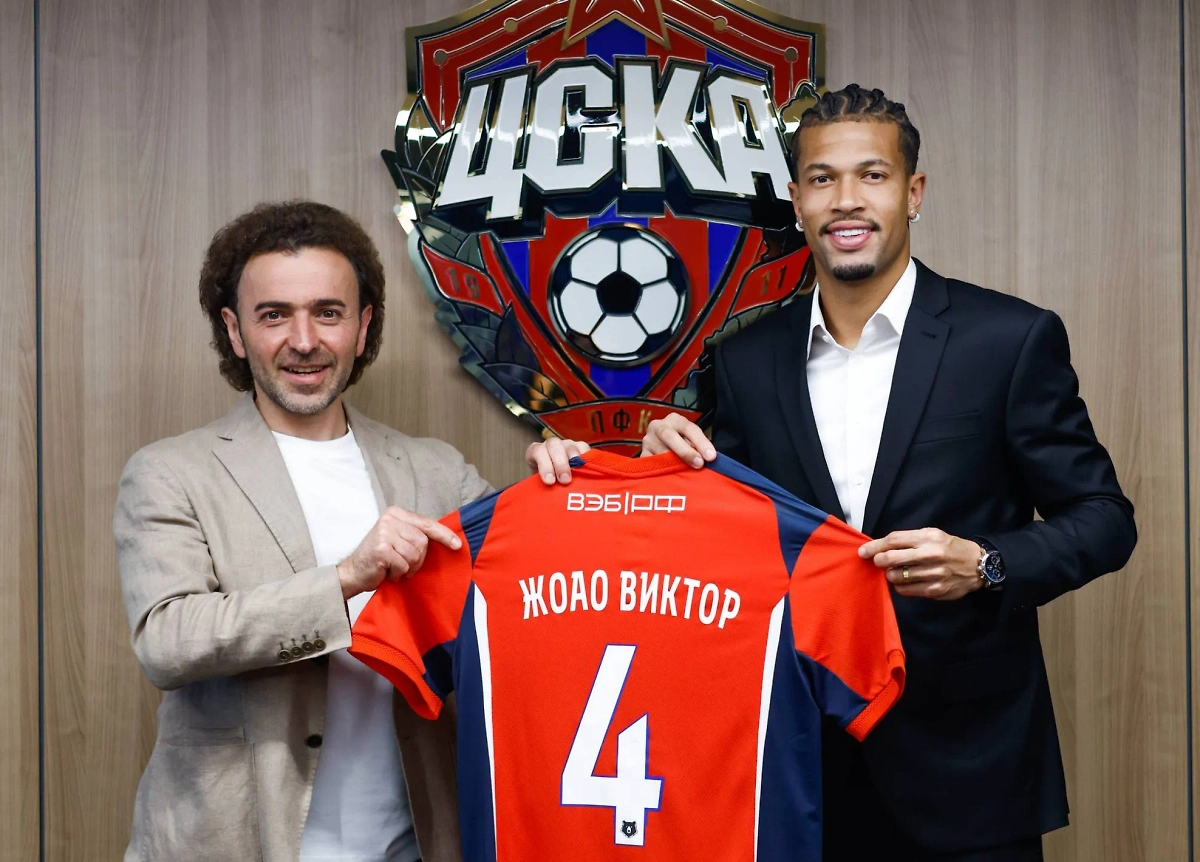 Гендиректор ЦСКА Роман Бабаев и Жоао Виктор. Обложка © Telegram / ПФК ЦСКА