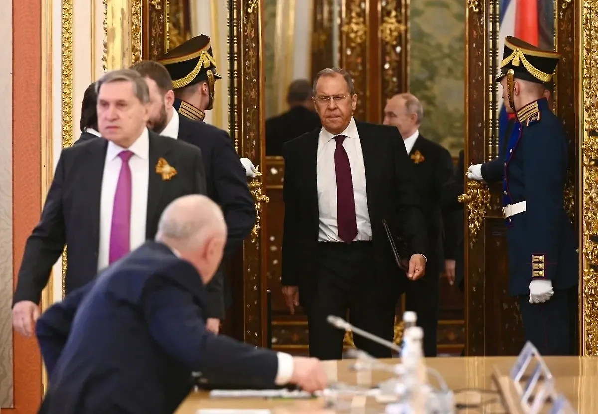 Министр иностранных дел РФ Сергей Лавров (в центре) на церемонии в Кремле. Обложка © Life.ru