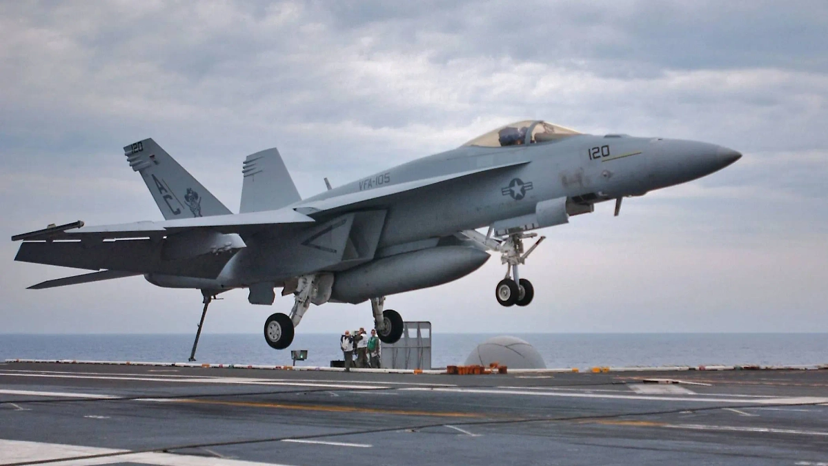 Истребитель-бомбардировщик F/A-18E Super Hornet. Обложка © Wikipedia