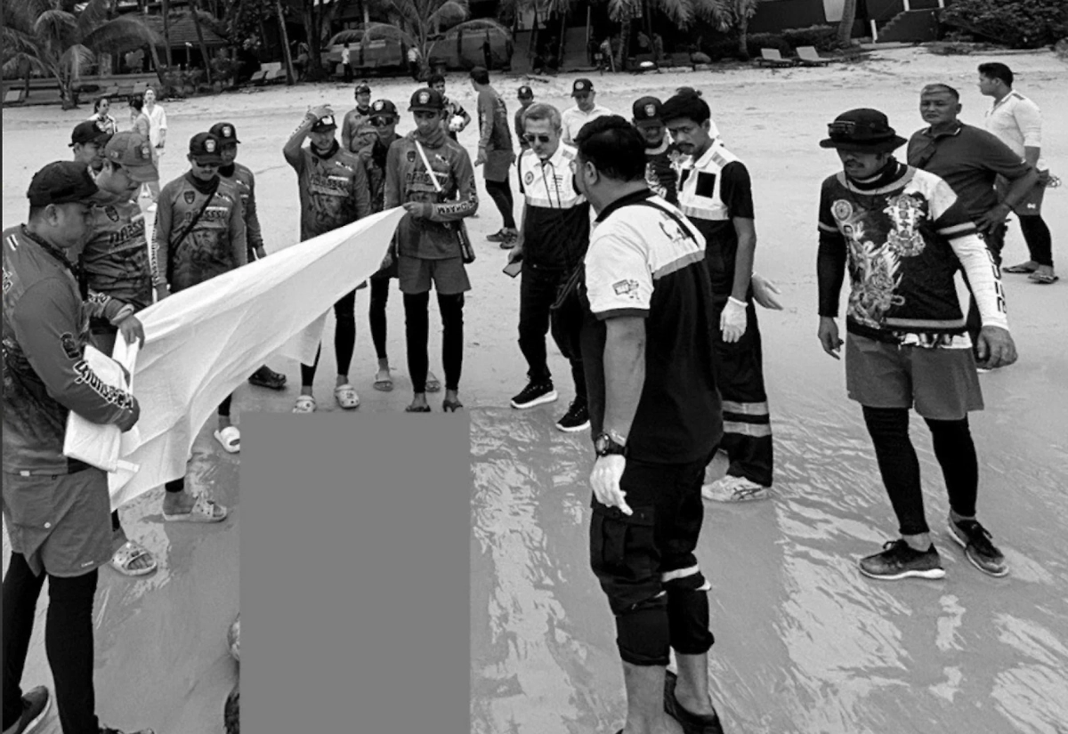 Спасатели достали тело утонувшего россиянина. Фото © Полиция Таиланда