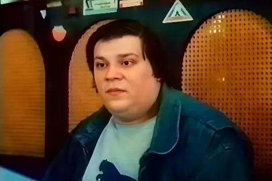 При этом с 1979 года Юрий Думчев снимался в кино. Сначала попал в базу «Мосфильма», потом стал характерным актёром. Фото © Кадр из фильма «По Таганке ходят танки», режиссёр Александр Соловьёв / Kino-teatr