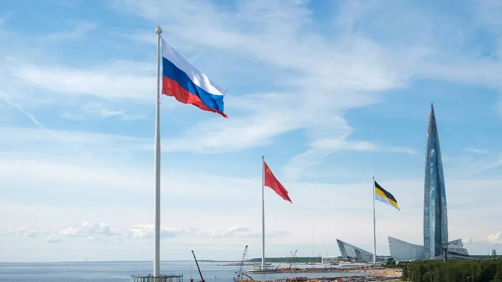 Самый большой по площади Государственный флаг России создали в Санкт-Петербурге. Фото © АНО Книга Рекордов России