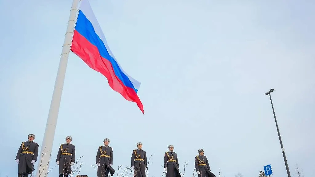 Самый высокий флагшток расположен в Красноярске. Но регионы России часто соревнуются между собой. Фото © Администрация Губернатора Красноярского края