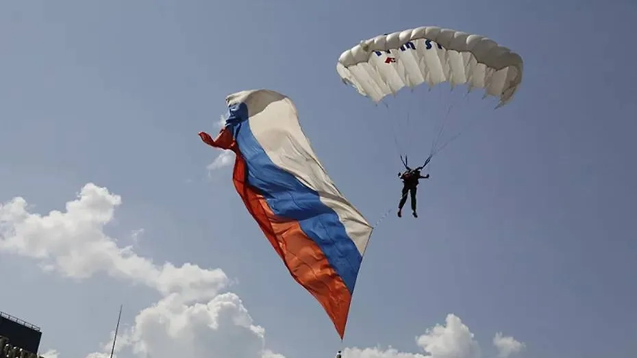 На День ВДВ в Туле десантировали самое большое количество флагов в России. Государственный флаг был в их числе. Фото © АНО Книга Рекордов России