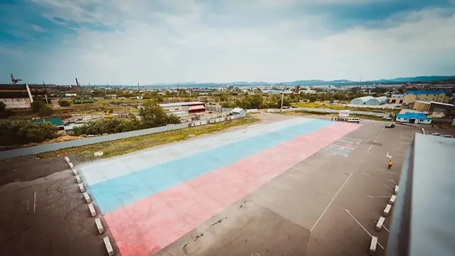 Это не совсем флаг России. Это его изображение. Но из всех изображений флага России мелками это — самое крупное. Фото © АНО Книга Рекордов России