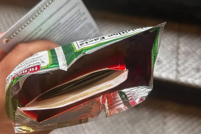 Пакет чипсов с деньгами. Фото © Х / THE CITY