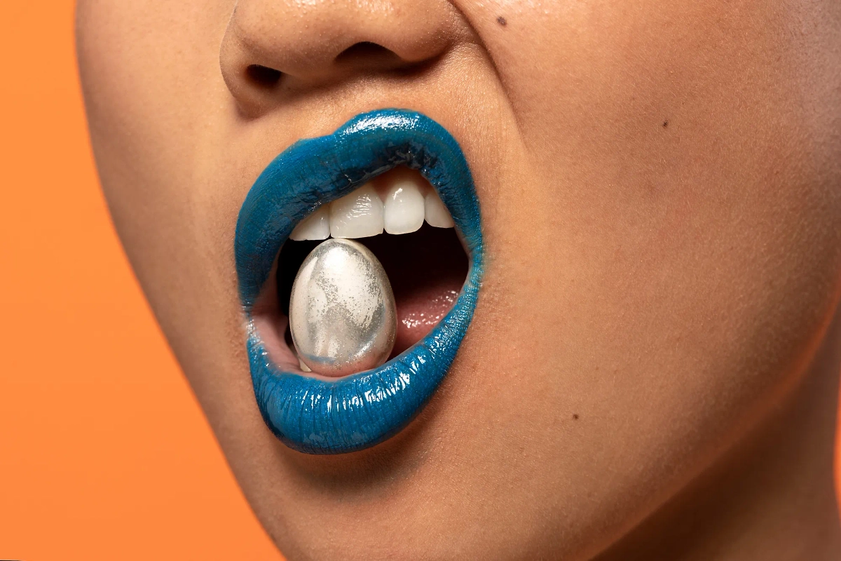 Стискивание посторонних предметов во рту может привести к проблемам. Обложка © Freepik / freepik