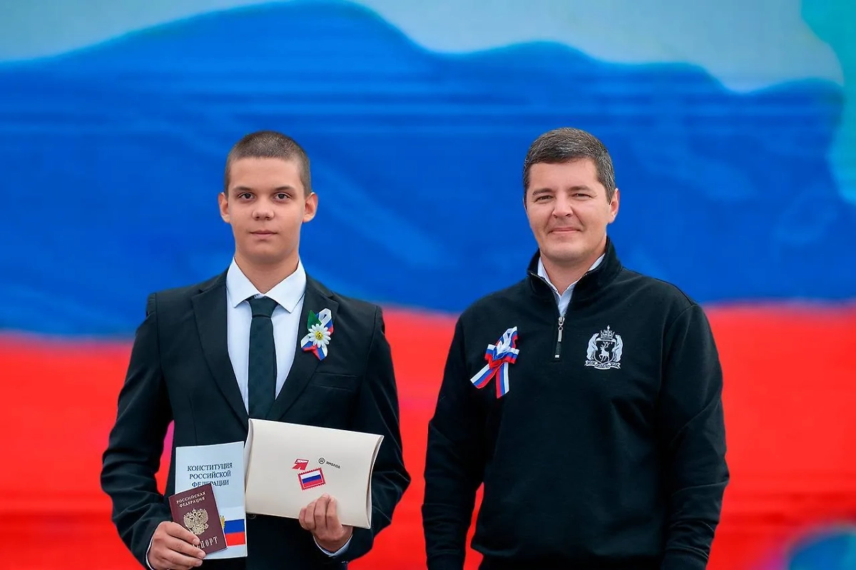 Глава Ямала Дмитрий Артюхов вручил паспорта школьникам в День флага. Фото © Telegram / Дмитрий Артюхов
