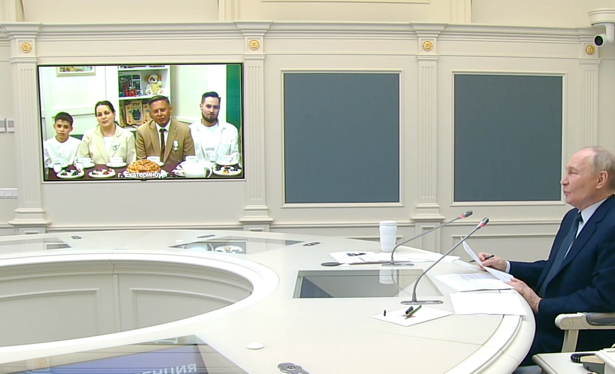 Путин общается с семьёй из Екатеринбурга. Обложка © kremlin.ru