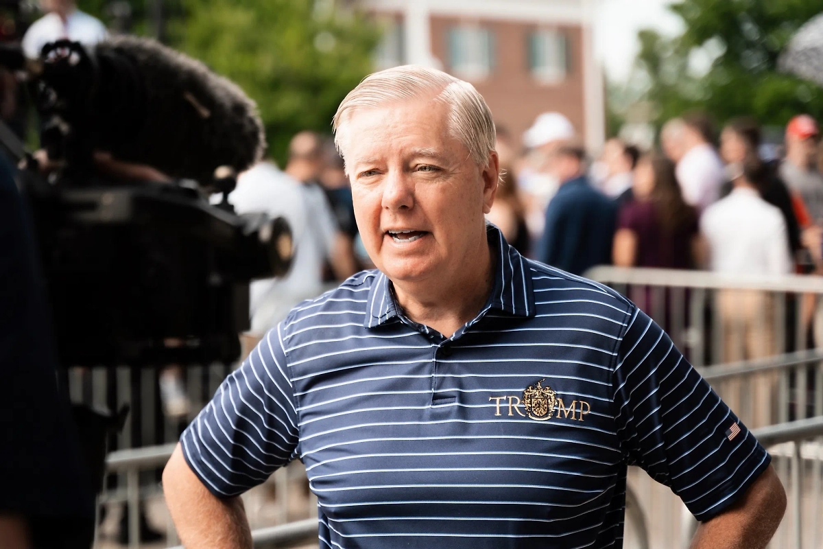 Линдси Грэм*. Обложка © Shutterstock / FOTODOM / JurdBurk