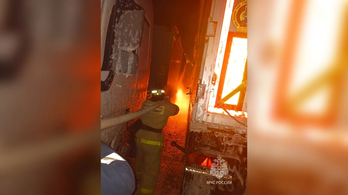 Пожарные тушат горящие под Курском грузовики. Фото © МЧС Курской области