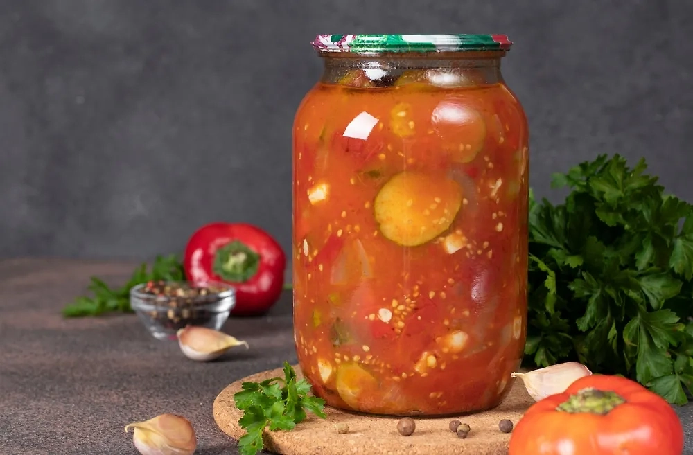 Салат из помидоров и огурцов на зиму — рецепт. Фото © Shutterstock / FOTODOM / Lika Mostova