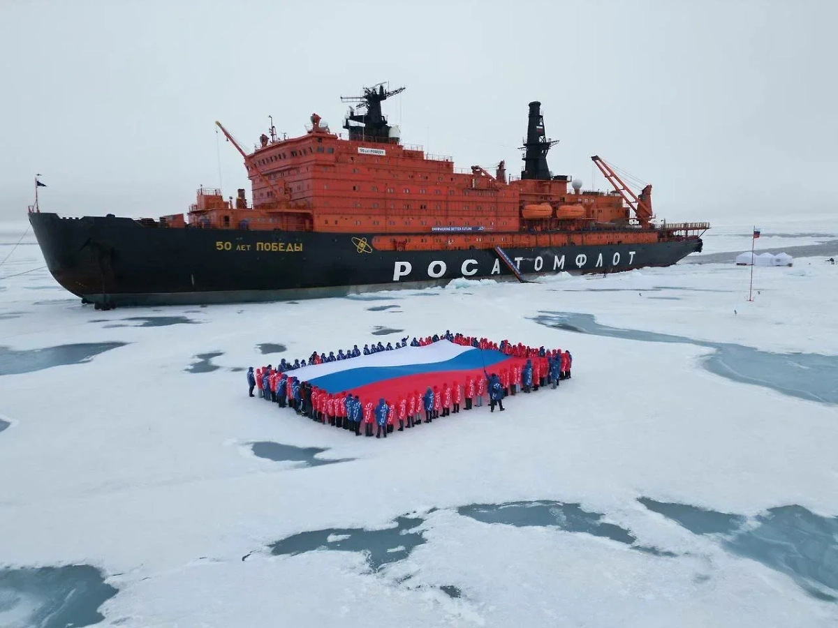 Участники экспедиции «Ледокол знаний» развернули российский триколор на Северном полюсе. Фото © Департамент коммуникаций ГК «Росатом»