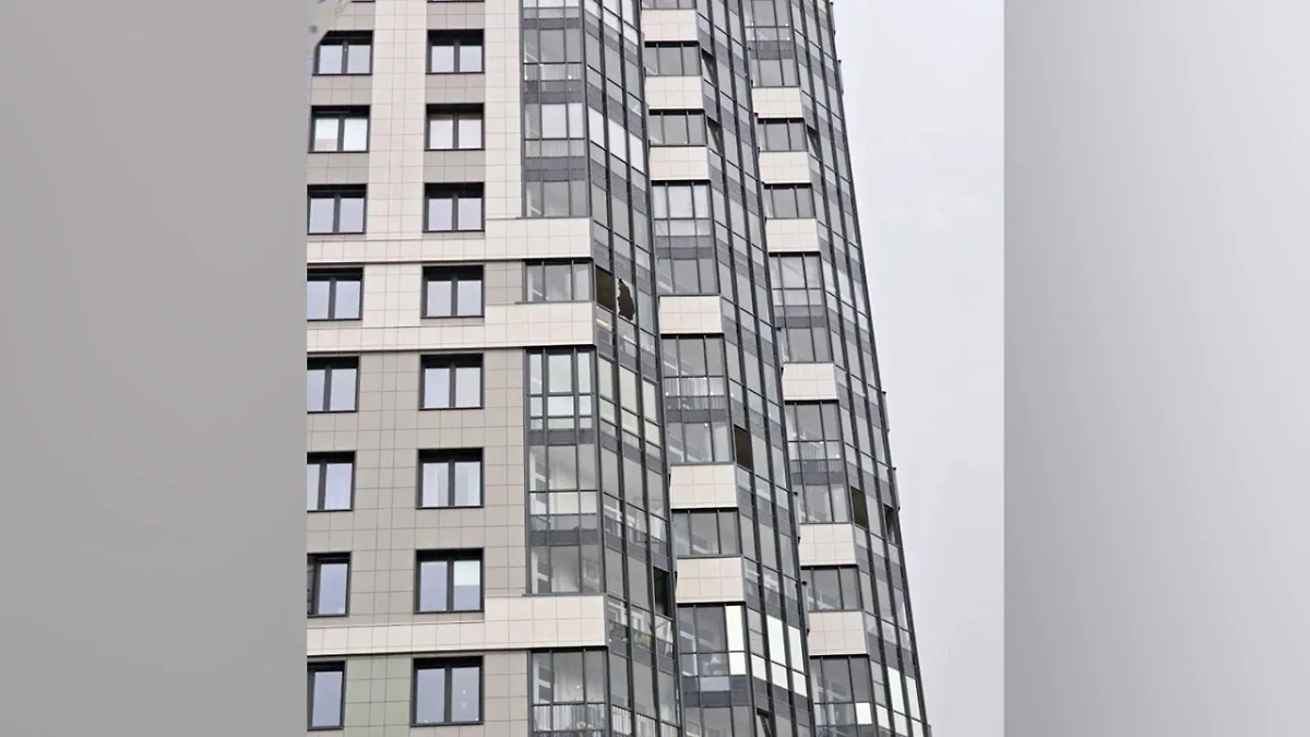 Кадр с выбитыми стёклами ЖК «Огни Залива». Обложка © Telegram / Как дела, Санкт-Петербург?