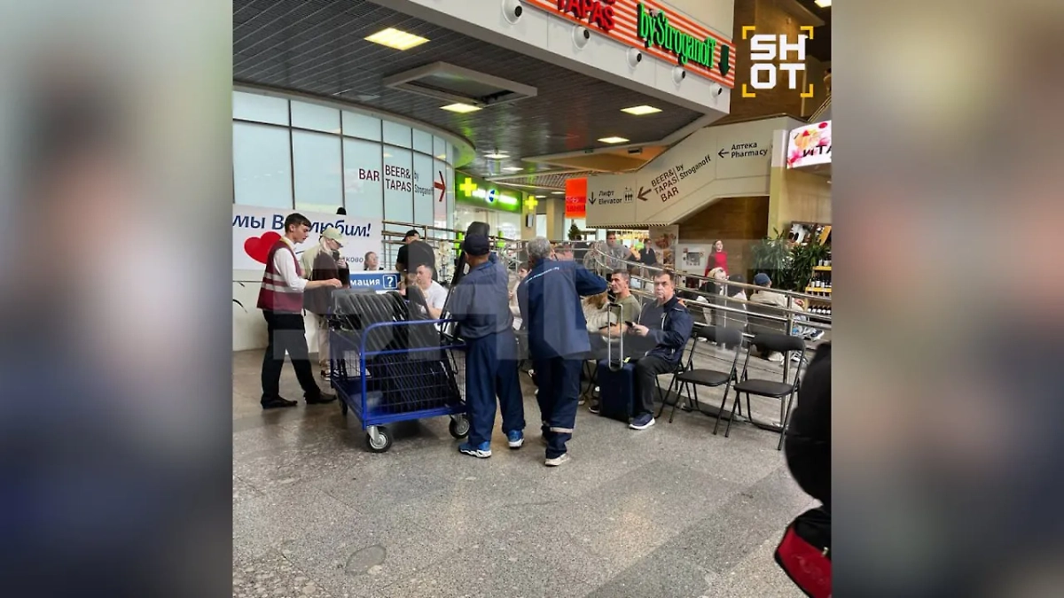 Пассажирам Пулково вынесли раскладные стулья. Фото © Telegram/ SHOT