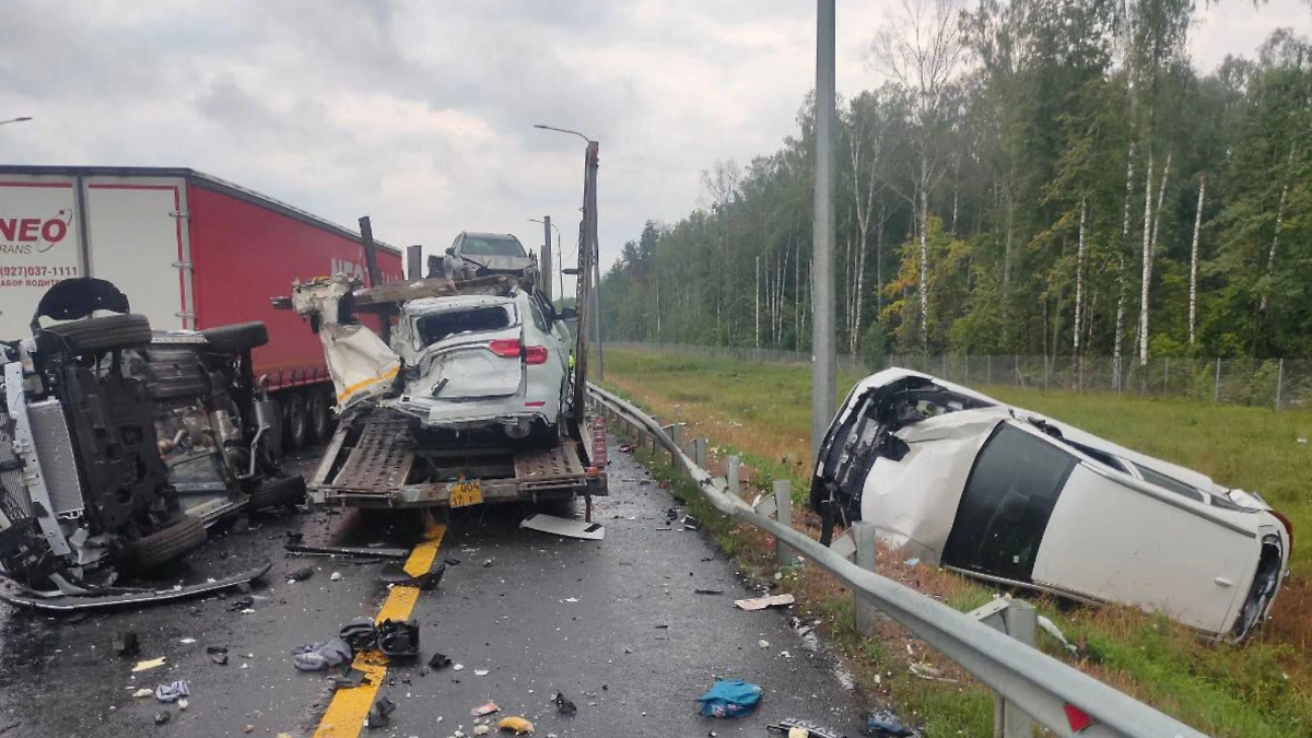 В Арзамасском районе грузовик взорвался после столкновения: один человек погиб, двое пострадали. Обложка © Telegram / МЧС Нижегородской области