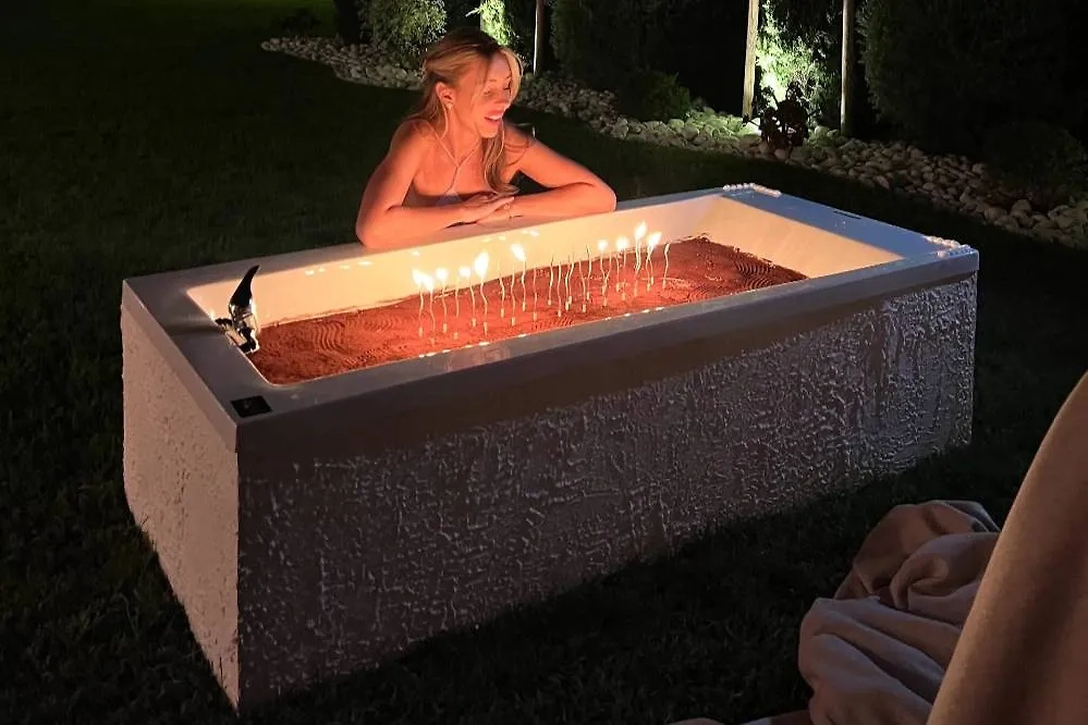 Юлия Вавилова с ванной тирамису. Обложка © Telegram / Vavia&#x27;s