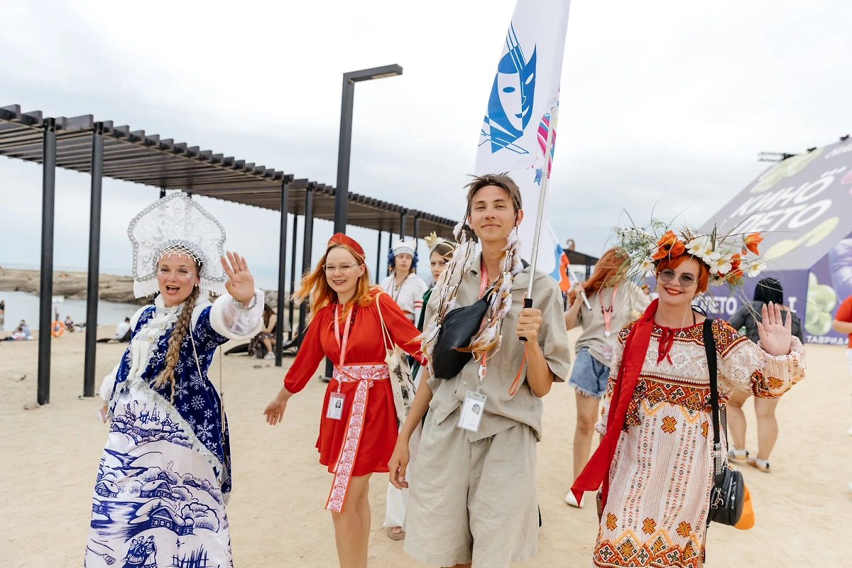 Карнавальный парад фестиваля «Таврида.АРТ» в Крыму. Обложка © Предоставлено Life.ru