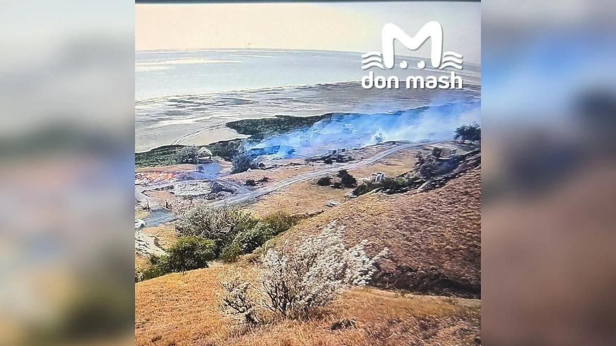 Маяк во время пожара. Фото © Telegram / Don Mash