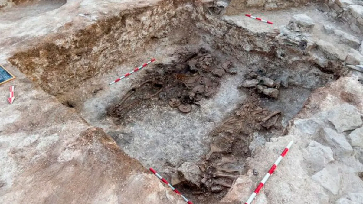 В Болгарии раскопали могилу «Владыки Сакара» с золотым венком и погребённым боевым конем. Обложка © X / Maude Michail