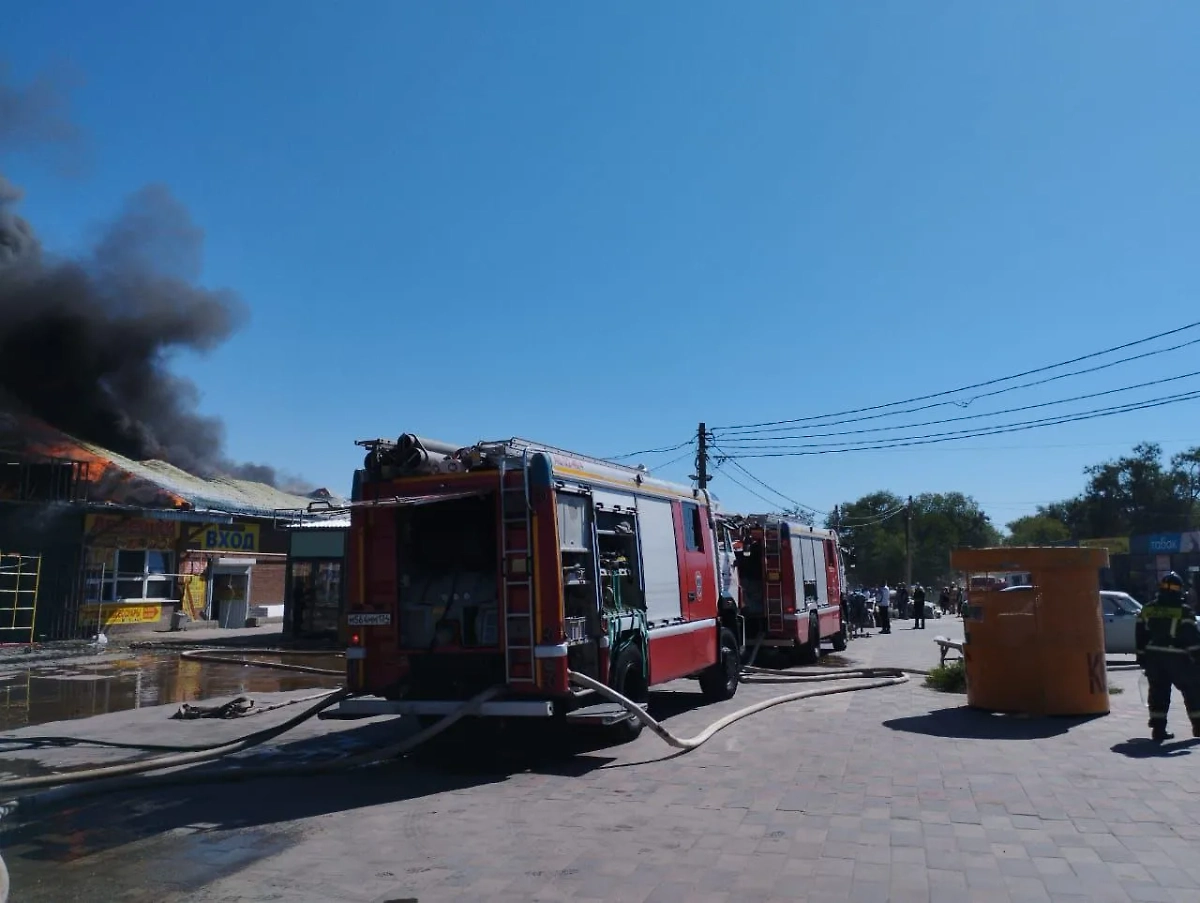 Сотрудники на месте ЧП. Пожар на рынке. Фото © Telegram / «Прокуратура Волгоградской области»