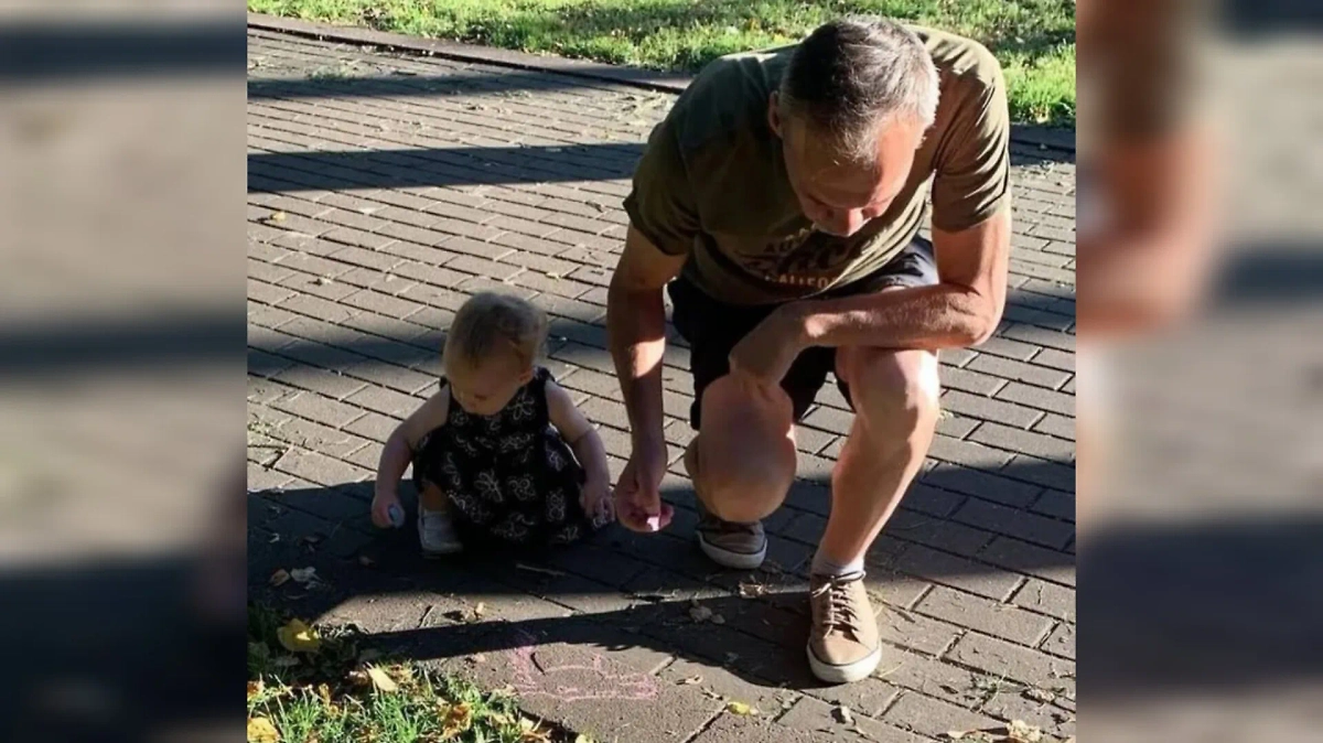 Отец Александры Дроздовой с внучкой. Видео © Instagram (признан экстремистской организацией и запрещён на территории Российской Федерации) / alexandra.drozdova.a