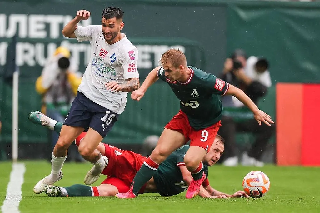 Момент из матча «Локомотива» и «Крыльев Советов». Обложка © ТАСС / Сергей Бобылев
