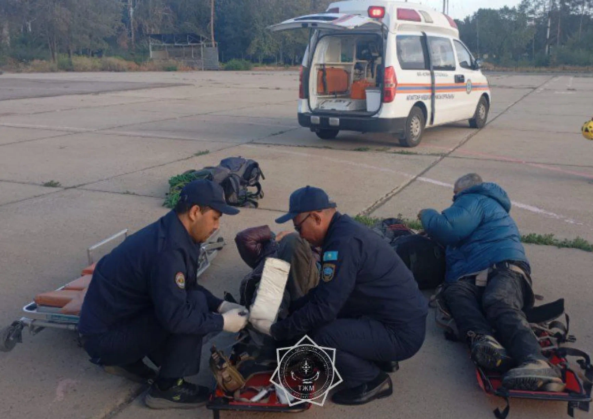 Спасение туристов в горах Казахстана. Фото © Telegram / 112 KZ