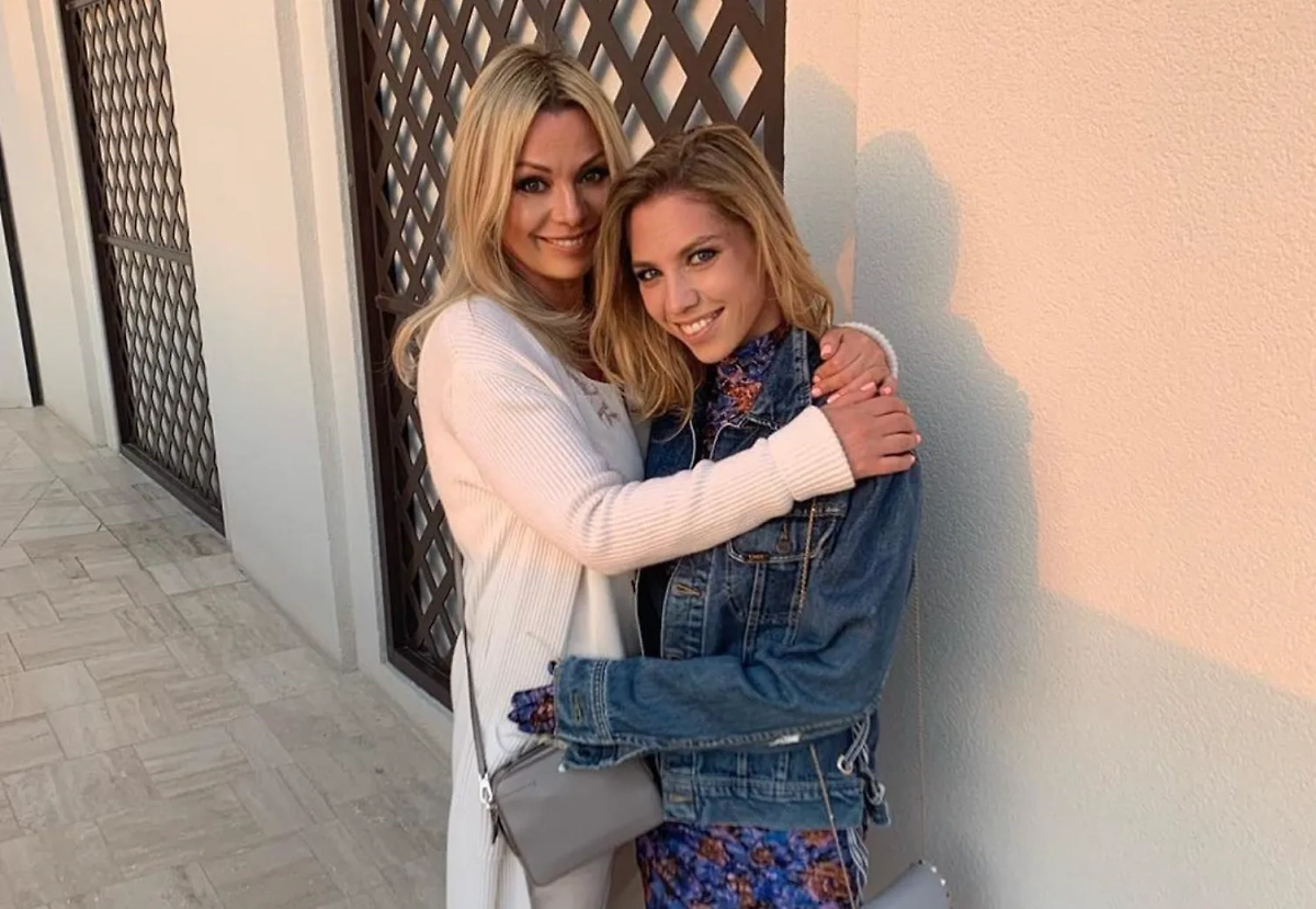 Ирина Салтыкова с дочерью Алисой. Обложка ©  Instagram (признан экстремистской организацией и запрещён на территории Российской Федерации)/ irinasaltykova_official