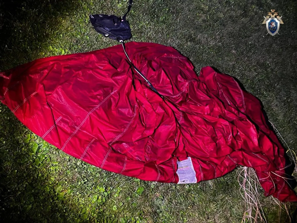 Парашют погибшего. Обложка © Telegam / Западное МСУТ СК России