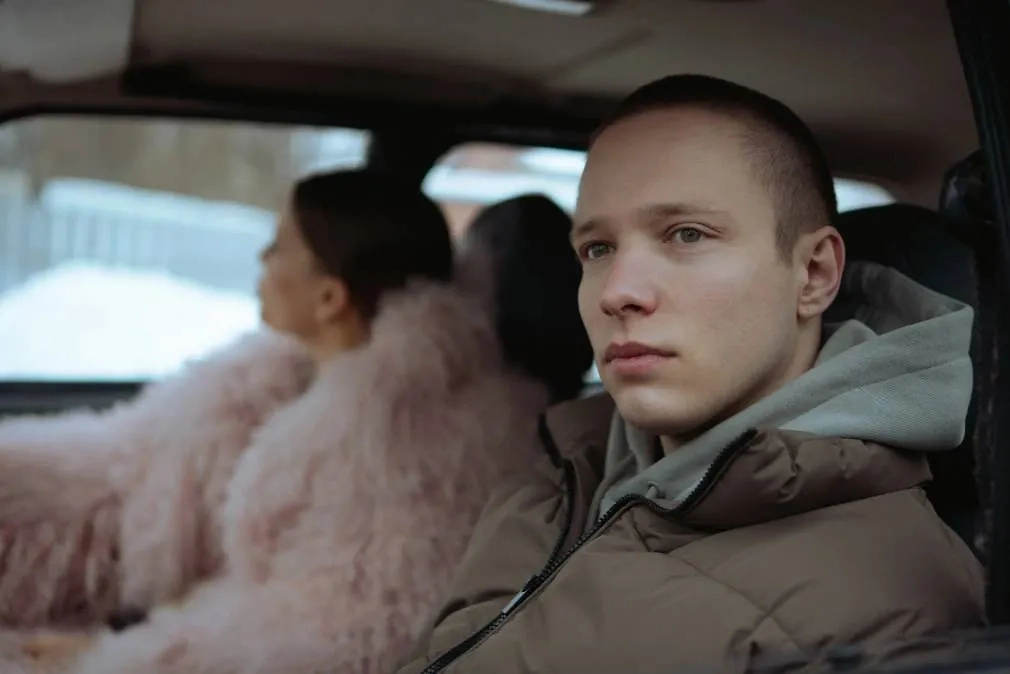 Актёры Ника Здорик и Сергей Городничий. Обложка © «Ландыши. Такая нежная любовь» (сериал, 2024 г.), режиссёр Александр Карпиловский, сценаристы Василий Павлов, Рауф Кубаев, Юрий Сапронов / Kinopoisk