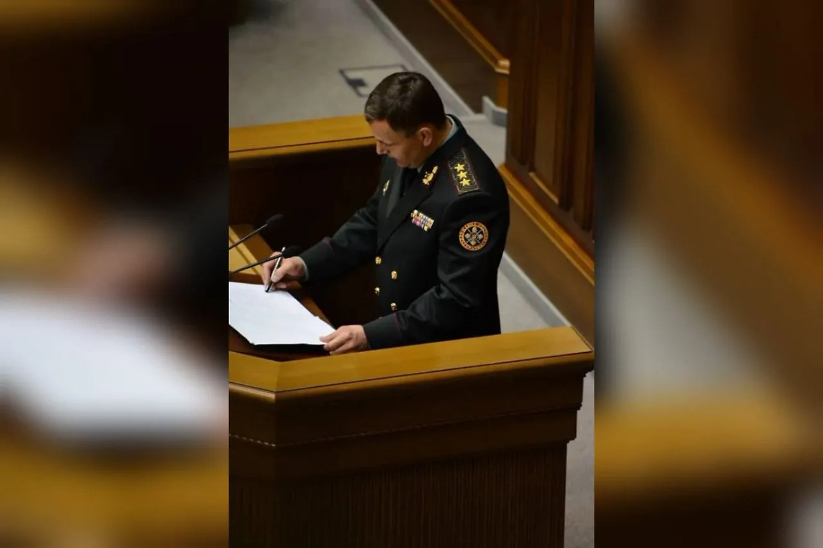 На фото видно, что Гелетей «подписывает» присягу ручкой, закрытой колпачком. Фото © rus.lb.ua