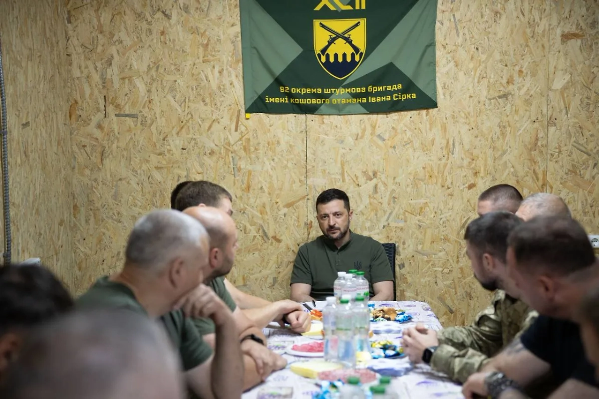 Зеленский посетил бойцов ВСУ в Харьщине и обсудил систему баллов за уничтожения. Обложка © Telegram / Zelenskiy / Official