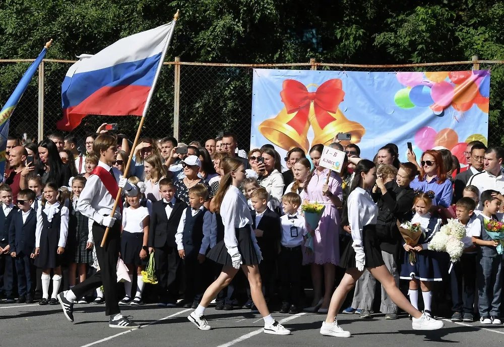 Если по каким-то причинам вы пропустите линейку 1 сентября, следует предупредить учителя. Фото © РИА Новости / Виталий Аньков