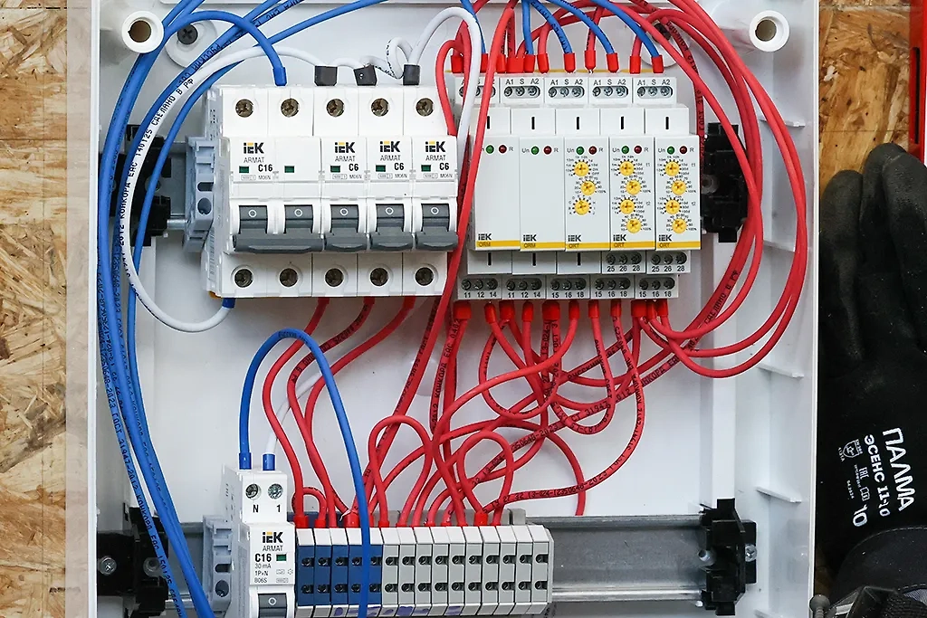 При затоплении первым делом надо отключить электричество. Фото © ТАСС / Сергей Мальгавко