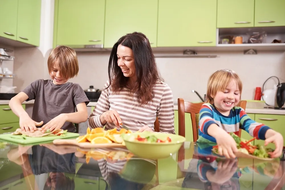 В рацион школьника необходимо добавлять фрукты и овощи, содержащие витамины. Фото © Shutterstock / FOTODOM / sandsun