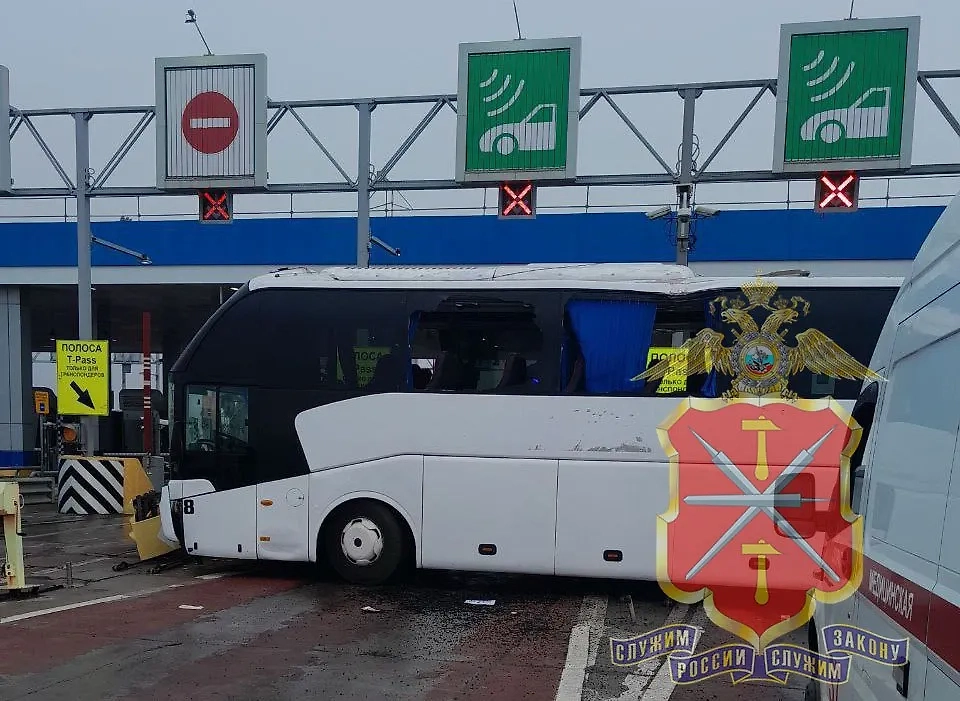 Последствия столкновения автобуса с опорой в Тульской области. Фото © Telegram / Полиция Тульской области