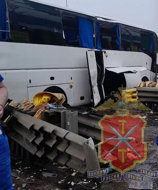 Последствия столкновения автобуса с опорой в Тульской области. Фото © Telegram / Полиция Тульской области