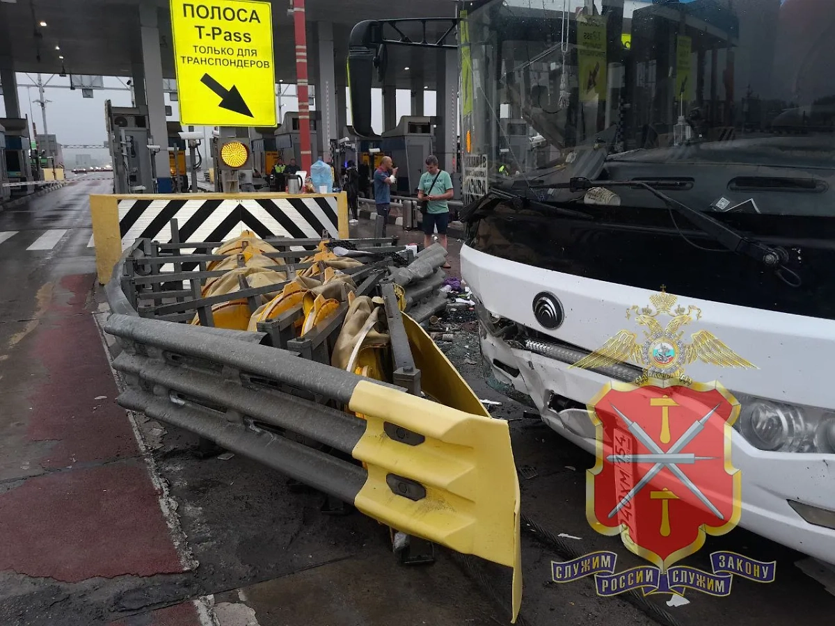 Последствия столкновения автобуса с опорой в Тульской области. Фото © Telegram / Полиция Тульской области